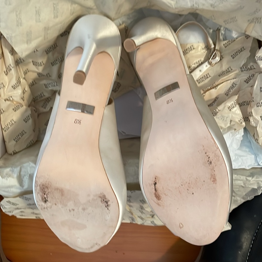 Badgley Mischka beautiful in excellent condition with box and dust bag. 8-1/2. - Picture 10 of 14